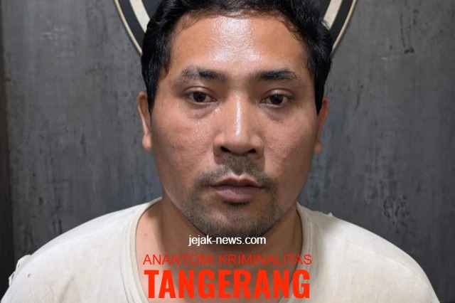 Kolase foto penangkapan pria berbaju putih oleh Tim Jatanras Polda Metro Jaya di Benda, bersanding dengan garis polisi (police line) yang terpasang di depan rumah kontrakan tempat kejadian perkara (TKP).